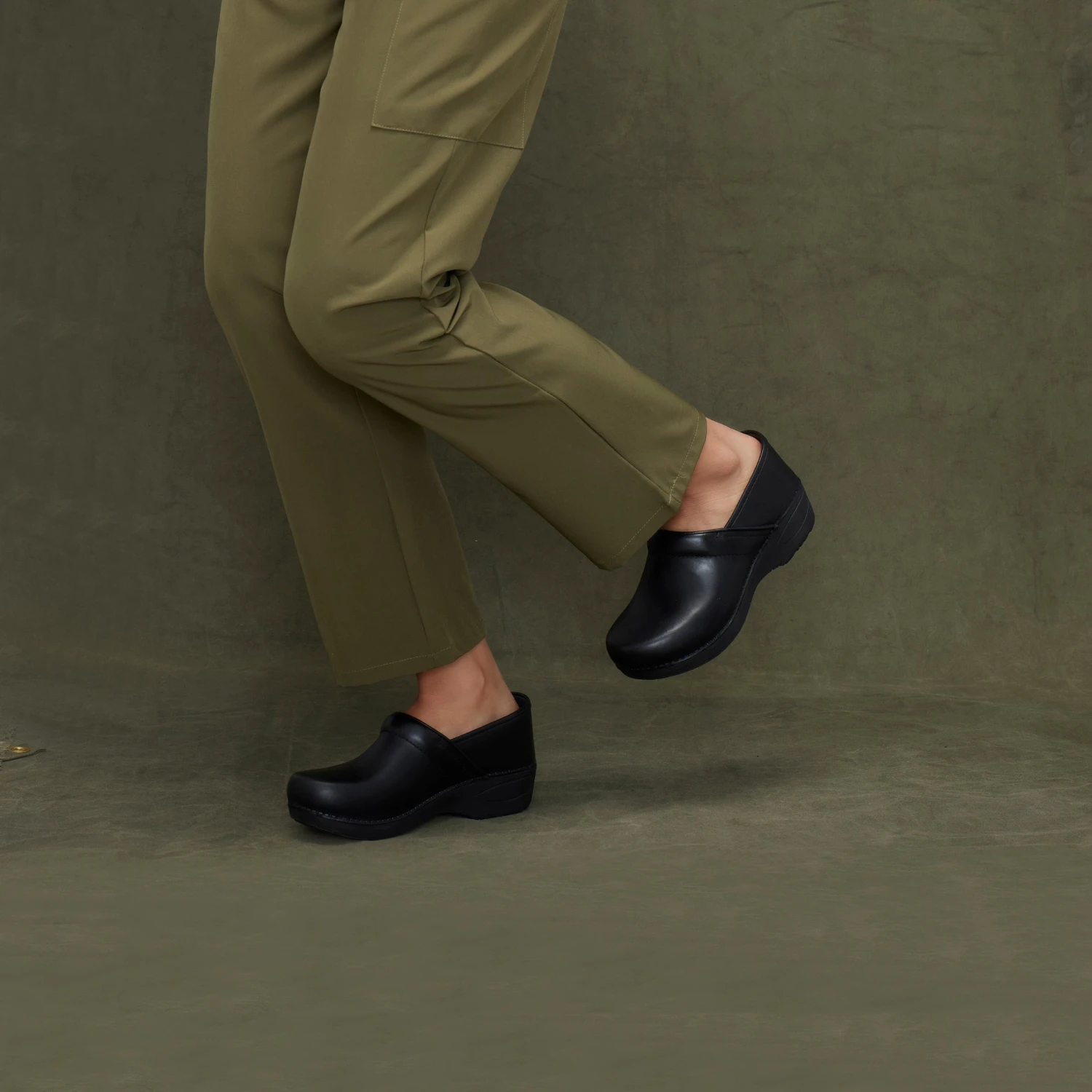 Dansko XP 2.0 Black Waterproof Pull Up 2 Dansko XP 2.0 Black Waterproof Pull Up - Image 2