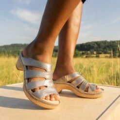 Dansko Lyndi Platino Metallic 10 Dansko Lyndi Platino Metallic -Dansko Store Lyndi Platino PDP 2 2400x2400 cb333939 9213 4954 9507 4e23681d4373