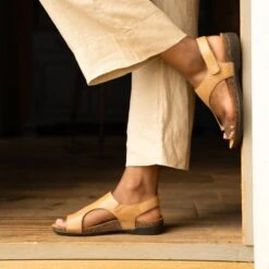 Dansko Reece Honey Distressed -Dansko Store Reece Honey D PDP 4 2400x2400 bab98724 60b0 4f8b 8ae9 4ec718b10760