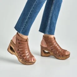 Adie Tan Calf -Dansko Store S25 Ashland Adie Tan 5701 2400x2400 79ffd63e 4074 4816 b356 3b1b60438a47