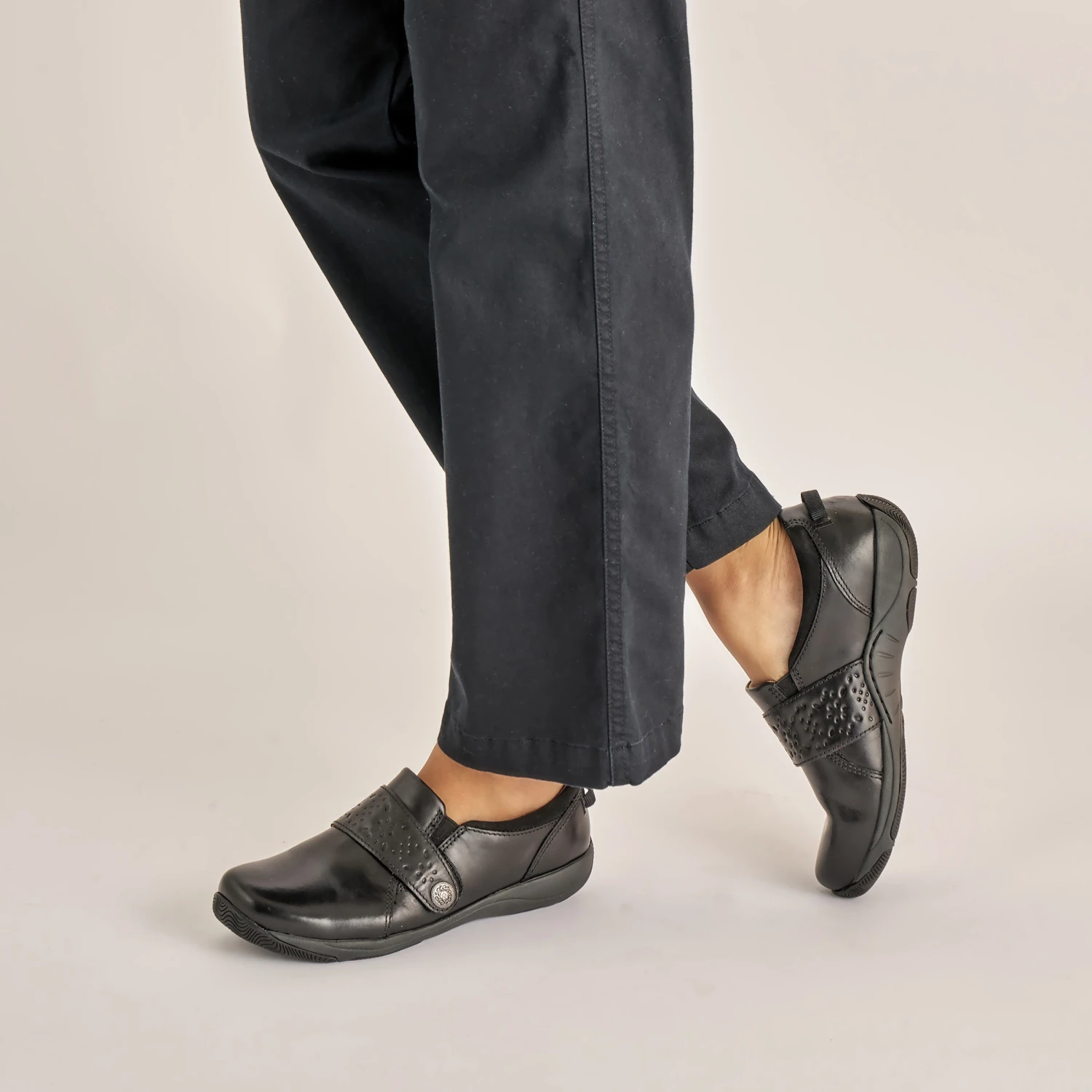 Dansko Sallie Wide Black Waxy Burnished 2 Dansko Sallie Wide Black Waxy Burnished - Image 2