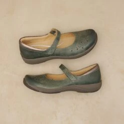Dansko Stacy Lake Waxy Burnished 13 Dansko Stacy Lake Waxy Burnished -Dansko Store Stacey Lake PDP 1 2400x2400 0a6bfcc6 9c6c 499d b138 3b5eb08c218b
