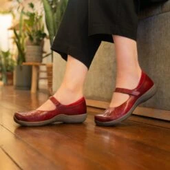 Dansko Stacy Wide Red Waxy Burnished -Dansko Store Stacey Red PDP 2 2400x2400 d1682617 8ea5 454d 8f46 20ea47700ed5 1