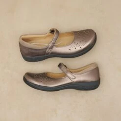 Dansko Stacy Pewter Metallic -Dansko Store Stacey Silver PDP 1 2400x2400 bfeb73b1 4c28 468a 94fa d63e706a0d08